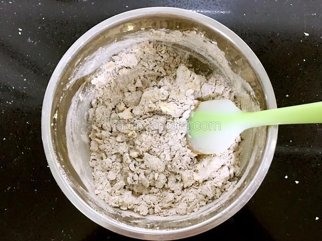 将低筋粉跟咖啡粉混合过筛倒入黄油中。搅拌均匀。