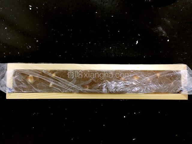 成团后用保鲜膜稍微整形呈长条状。装入模具。放冰箱里冷冻至硬，我大概用了一个小时的时间。