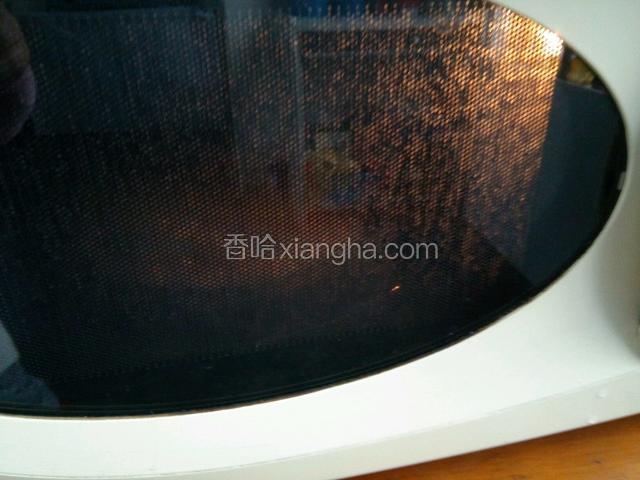 再在上面铺一层芝士，这步忘记拍照了，放入微波炉叮2分钟