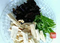 青椒木耳炒腐竹的做法图解1