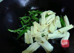 青椒木耳炒腐竹的做法图解4