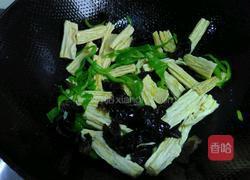 青椒木耳炒腐竹的做法图解5