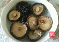 香菇乌鸡汤的做法图解1