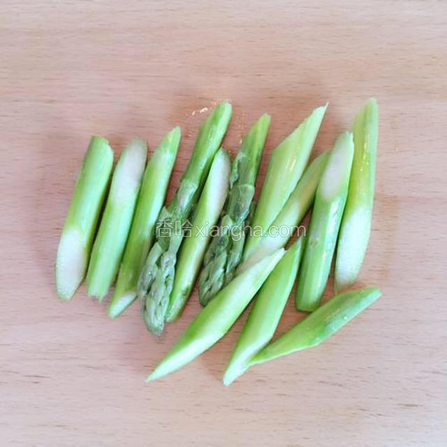 把芦笋洗干净切段