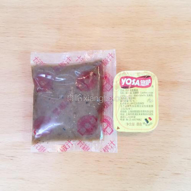 备好一小块黄油及一小包黑椒汁