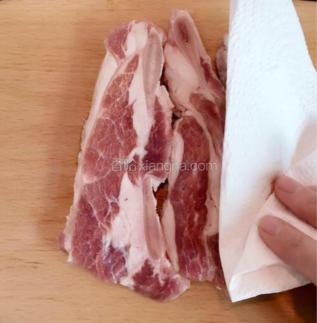牛仔骨彻底解冻后 用厨房纸巾吸干水份