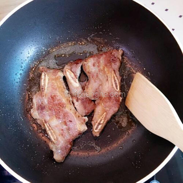 小心翻面  （这个时候如果发现牛仔骨翘起不平放、可以用食物剪把牛仔骨边缘的部位轻剪一下）煎至您所需的成熟度 