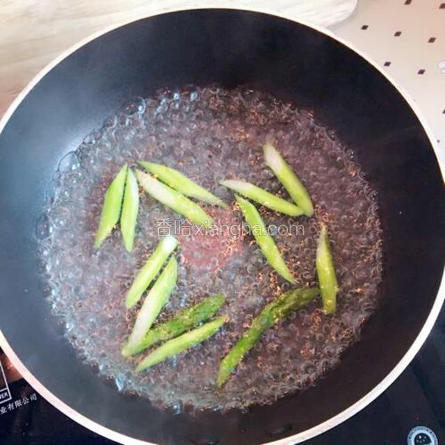 另起锅烧开水 入少许盐 稍灼一下芦笋段  捞出