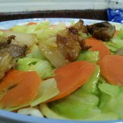 胡萝卜包菜炒肉的做法[图]