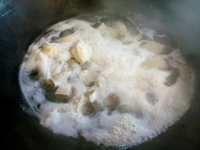锅中水烧开，倒入鸡块再次煮开。