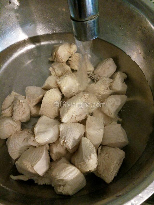 捞出用清水洗干净。