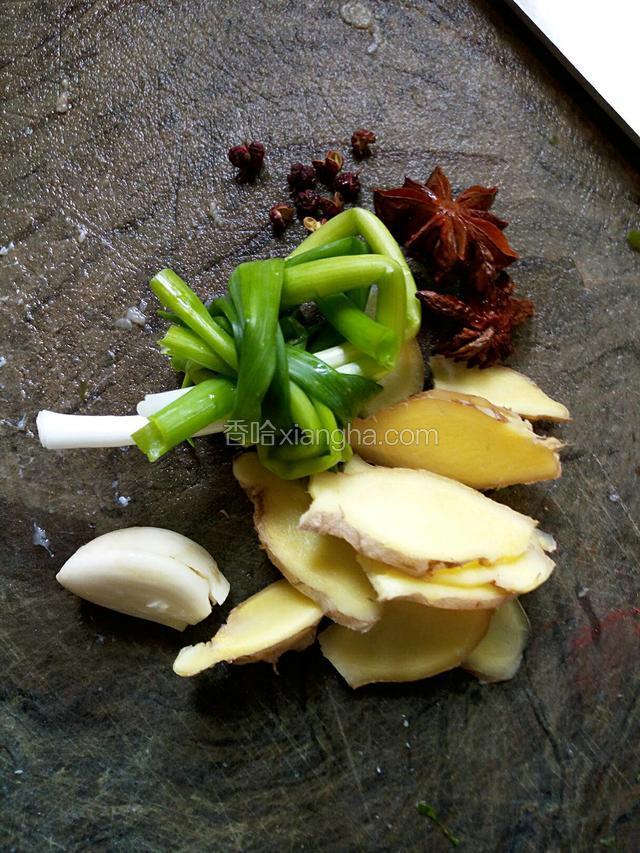 准备煮的材料。姜切片，大蒜去皮，葱打成结，八角2个，花椒粒随意。