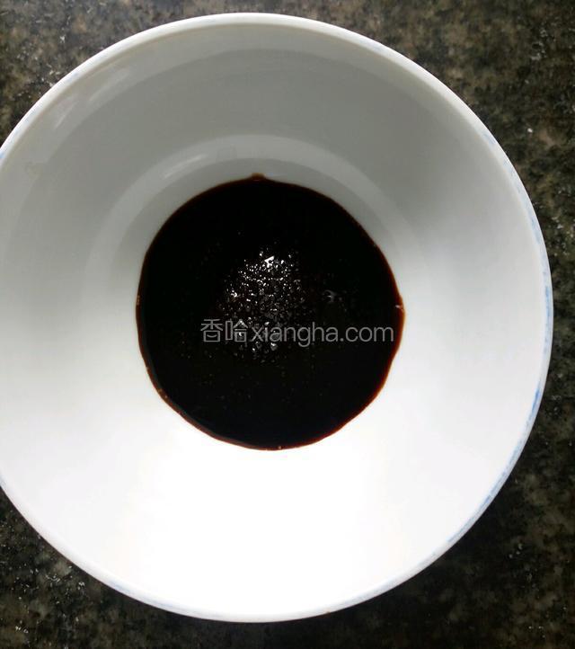 碗里加生抽老抽白糖和食用油搅匀，老抽是为了上色，不要太多，油也少点，可要可不要。