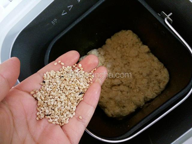 最后二十分钟的时候加入芝麻和鸡精咖喱粉。