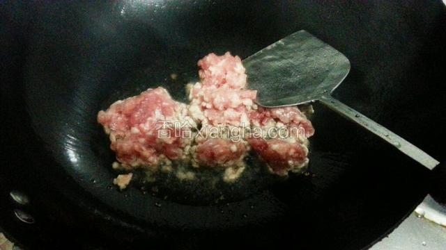 将锅烧热，放入少许油，加入肉沫