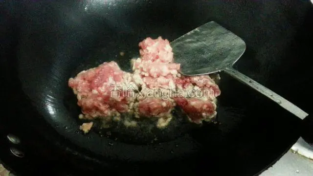 将锅烧热，放入少许油，加入肉沫