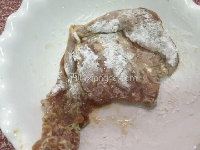 鸡胸肉去掉腌料，两面都沾上淀粉