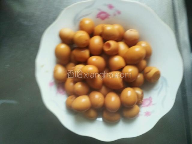 小火煮15分钟后，捞出鹌鹑蛋，放入通风处风干 将表皮风干的鹌鹑蛋在次放入锅里煮15分钟