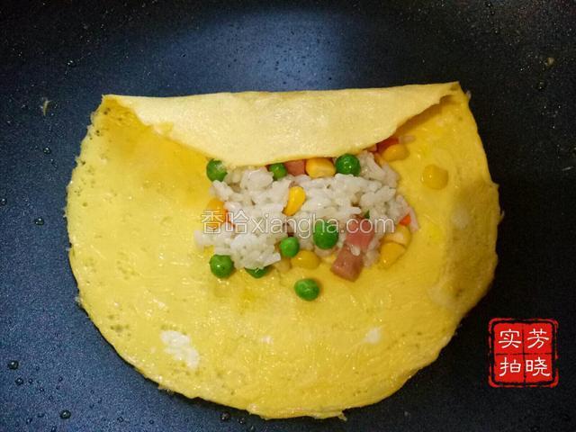 放入炒好的米饭。