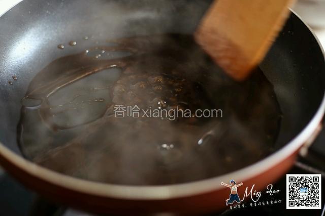 将生抽，适量糖，少量鸡精倒入锅中，烧热后加入少量淀粉