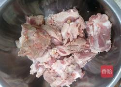 猪骨菜干汤的做法图解2