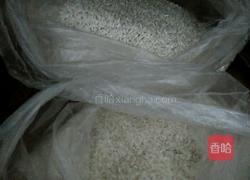 皮蛋鸡肉粥的做法图解1