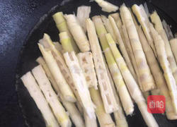 咸菜炒鲜笋的做法图解2