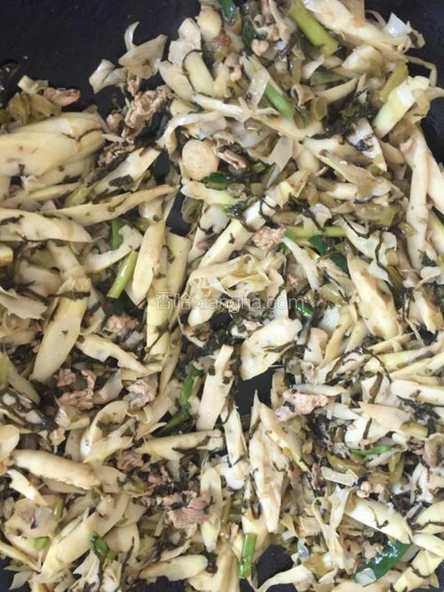 快炒熟时，放入大蒜叶，盐，味精，白醋。