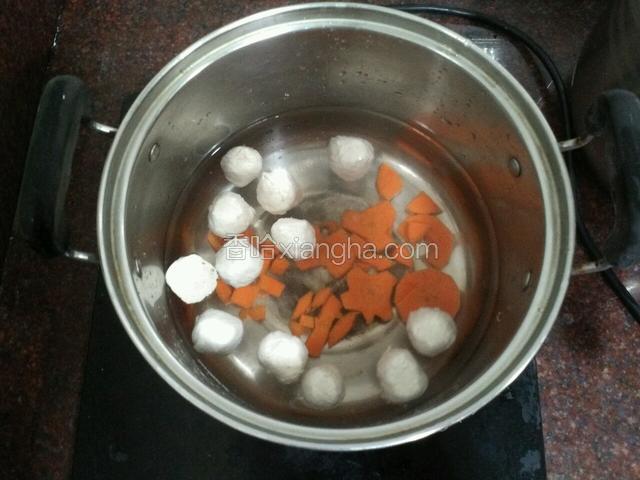 锅放适量的水，放入肉丸跟胡萝卜