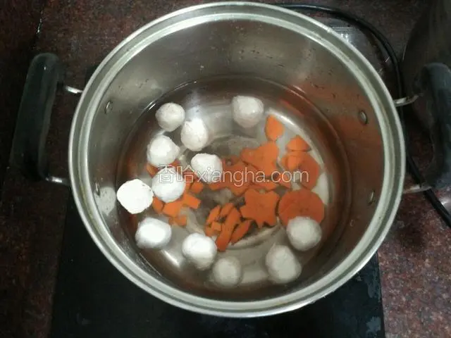 锅放适量的水，放入肉丸跟胡萝卜