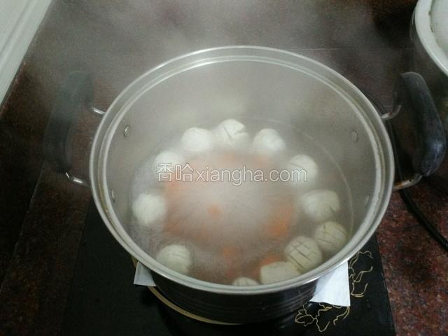 等到水沸腾之后，即可加入紫菜，然后加入盐，油等调味料