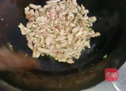 蒲公英炒肉的做法图解1
