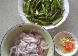 芦笋炒鱿鱼的做法图解1