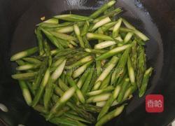 芦笋炒鱿鱼的做法图解3