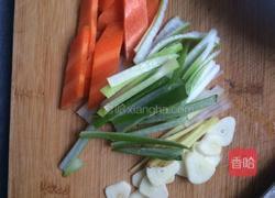 青椒胡萝卜烧肉的做法图解2