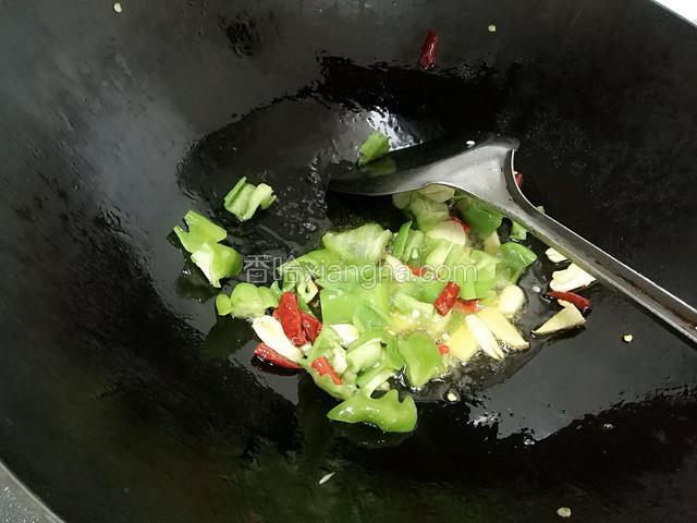 放入干辣椒，青椒，红椒，青蒜炒香。