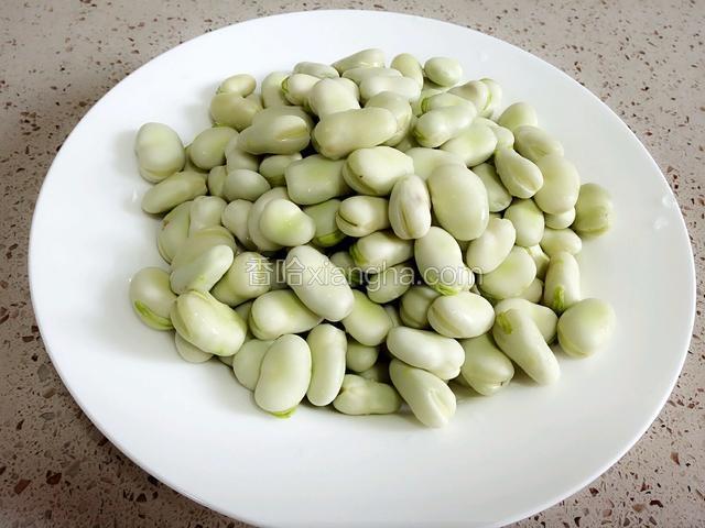 准备蚕豆。洗干净备用。