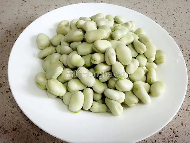 准备蚕豆。洗干净备用。