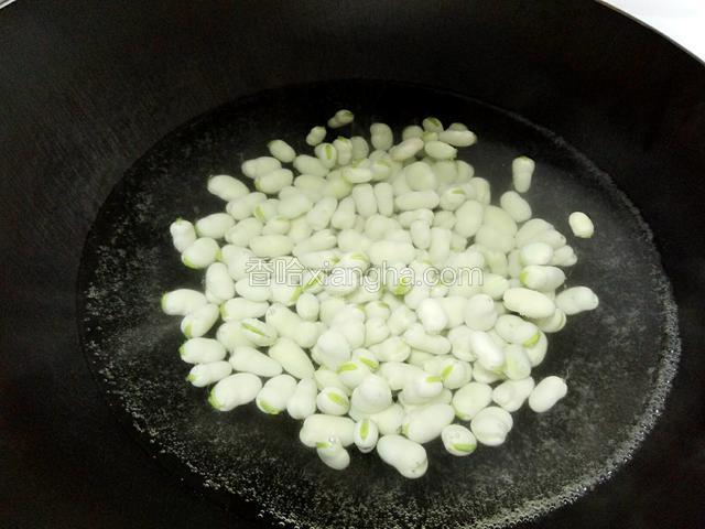 炒锅添加适量的水烧开，把蚕豆放入焯水。