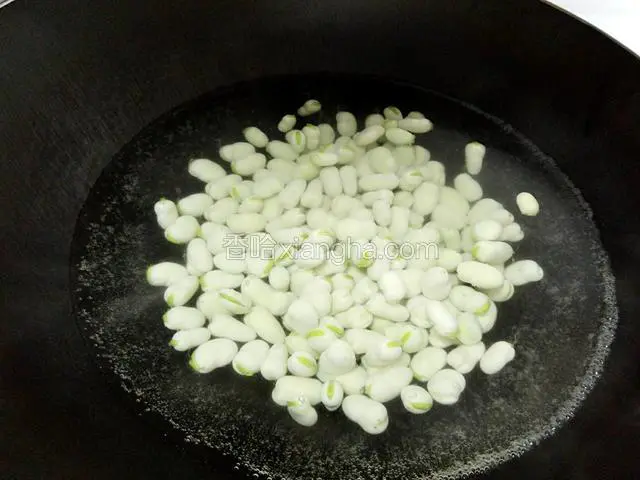 炒锅添加适量的水烧开，把蚕豆放入焯水。