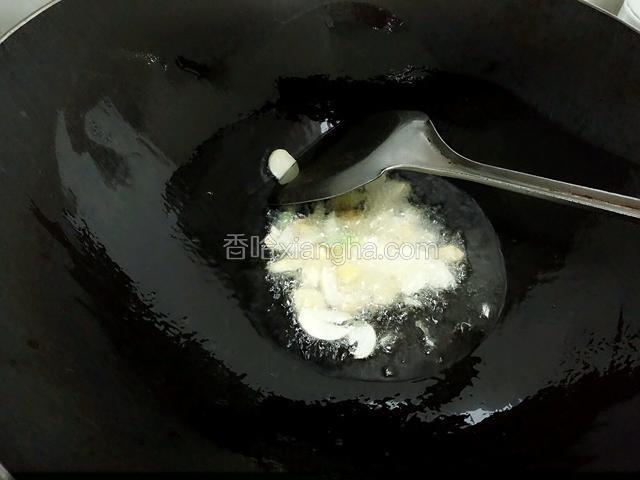 炒锅置油烧至5层热放入姜，蒜爆香。