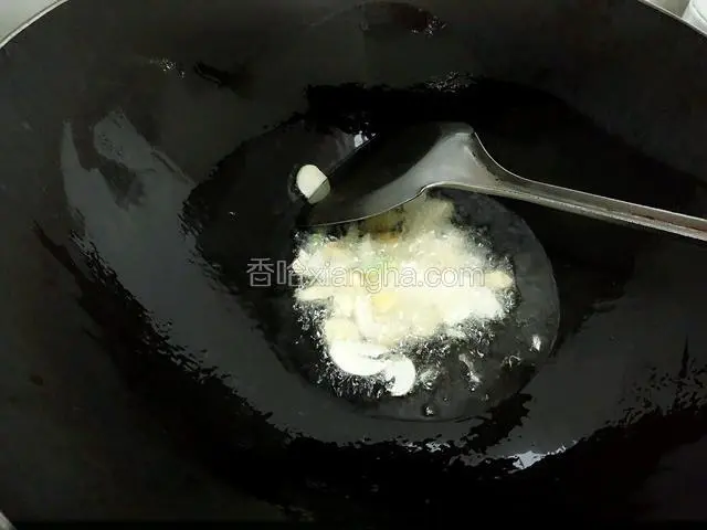 炒锅置油烧至5层热放入姜，蒜爆香。