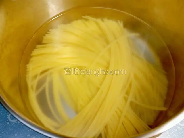 水煮沸下鹽和意粉，攪拌幾下以免糊底