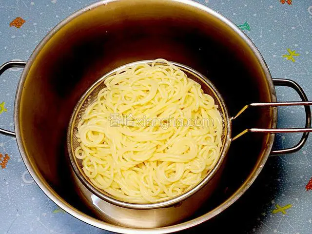 意粉煮至9分熟，撈起瀝水，連隔水篩子一起放回鍋裡蓋上蓋子保溫和防風乾