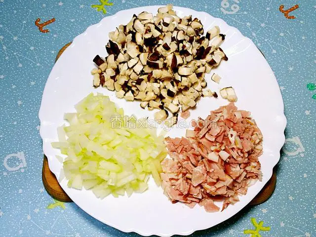 蘑菇、洋蔥、煙腩肉分別切碎粒