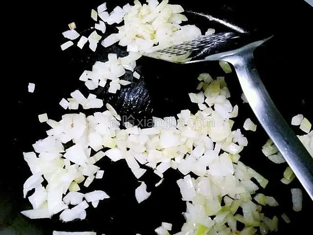 熱鍋下食油，下洋蔥炒香
