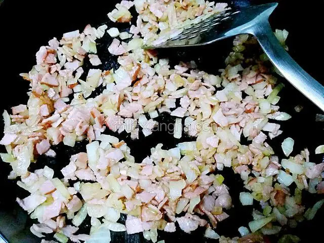 下煙腩肉炒至半熟