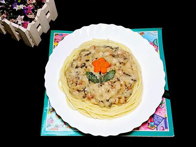 意粉盛起裝碟，淋上蘑菇煙腩肉意粉醬，上餐桌，享用時拌勻即可（青瓜和紅蘿蔔裝飾的小花兒喜歡可以加上，也可以省略）