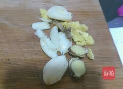 湖南熏腊肉炒豆角的做法图解2