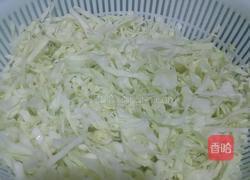 湖南熏腊肉炒包菜的做法图解1